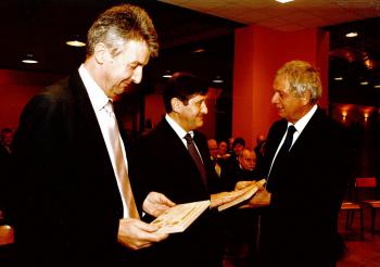 Jean-Luc PERAT lors de la remise des plaques en bois grave